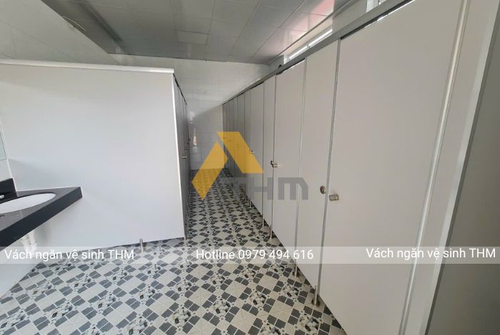 THI CÔNG VÁCH NGĂN VỆ SINH THM TẠI CÔNG TY MAY VIỆT Ý - HƯNG YÊN