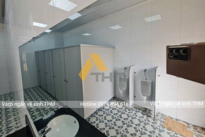 THI CÔNG VÁCH NGĂN VỆ SINH THM TẠI CÔNG TY MAY VIỆT Ý - HƯNG YÊN