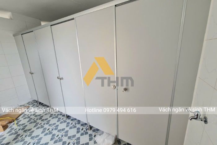 THI CÔNG VÁCH NGĂN VỆ SINH THM TẠI CÔNG TY MAY VIỆT Ý - HƯNG YÊN