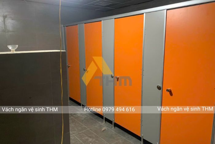 THI CÔNG VÁCH NGĂN VỆ SINH THM TẠI TRƯỜNG LIÊN CẤP LÝ NHÂN TÔNG