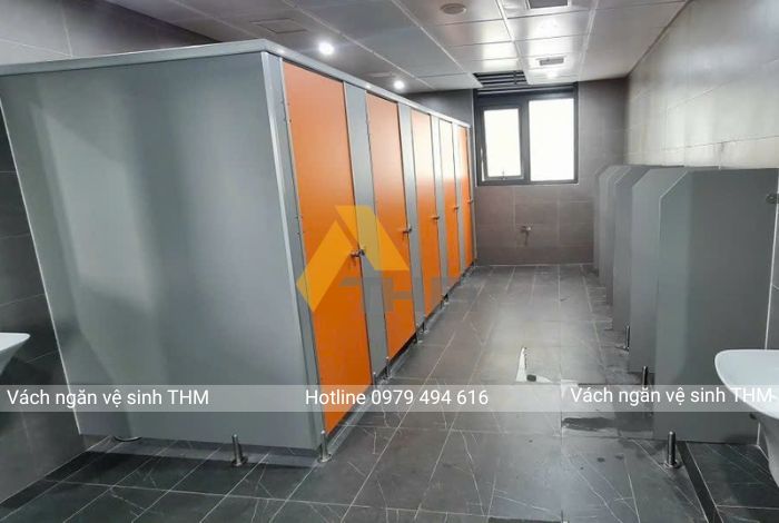 THI CÔNG VÁCH NGĂN VỆ SINH THM TẠI TRƯỜNG LIÊN CẤP LÝ NHÂN TÔNG